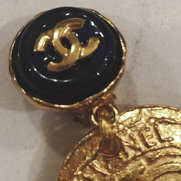Sold! Gorgeous Vintage Chanel coin earrings - Picture 4 of 7